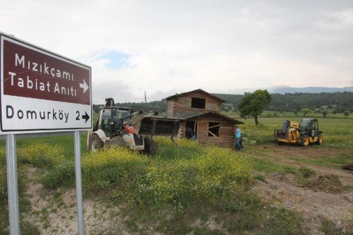 Arkadaşlarının anısı için ahşap evi taşıdılar