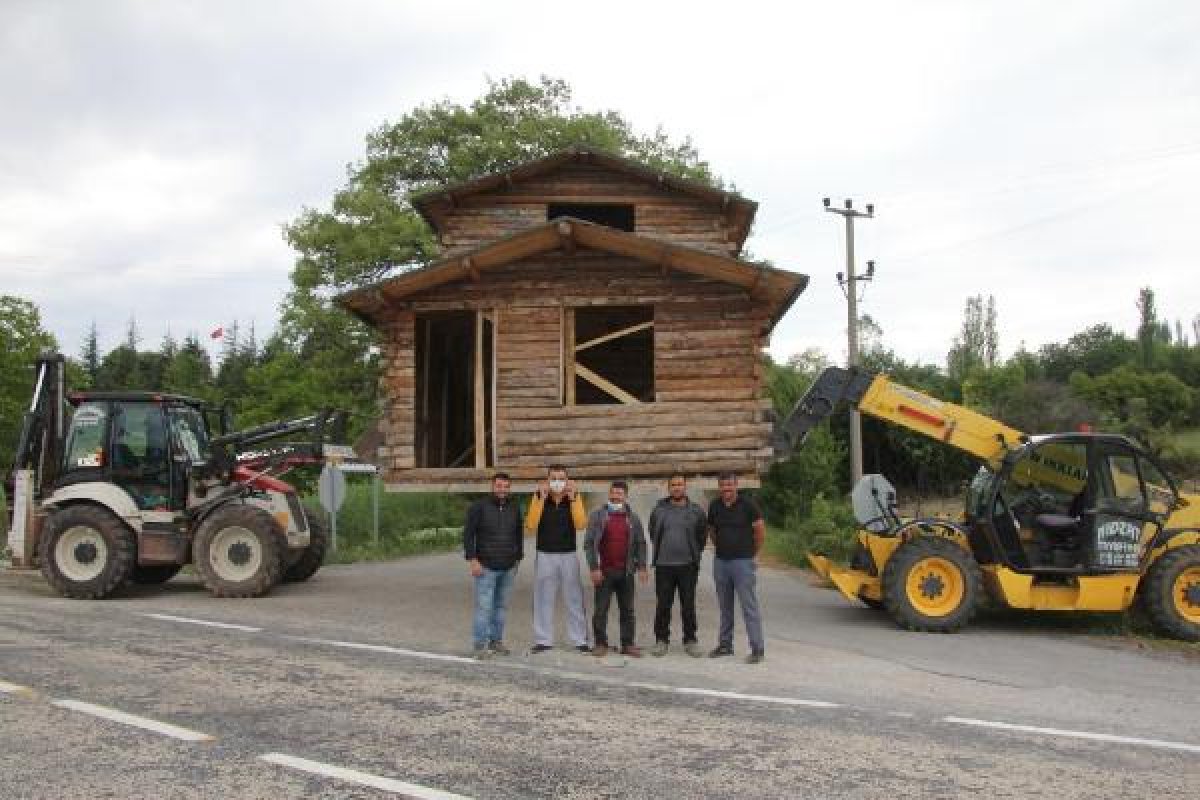 Arkadaşlarının anısı için ahşap evi taşıdılar