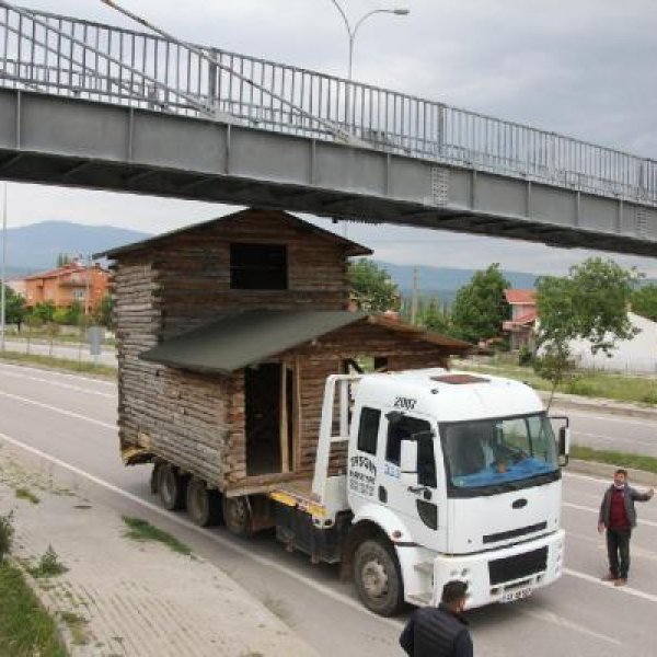 Arkadaşlarının anısı için ahşap evi taşıdılar