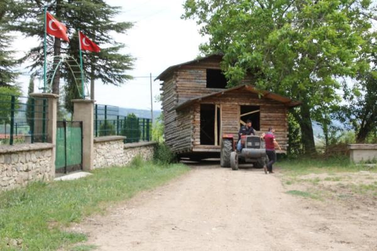 Arkadaşlarının anısı için ahşap evi taşıdılar