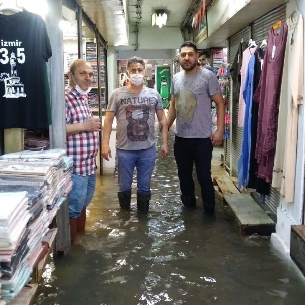 İzmir’de yağış hayatı felç etti, caddeler göle döndü #1