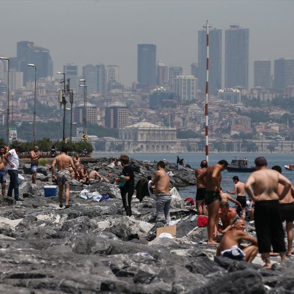 İstanbullu Boğaz'da serinledi #1