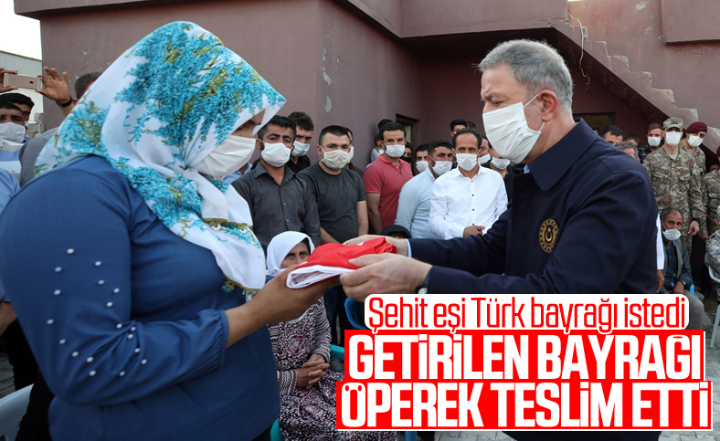 Bakan Akar, şehit eşinin bayrak isteğini yerine getirdi