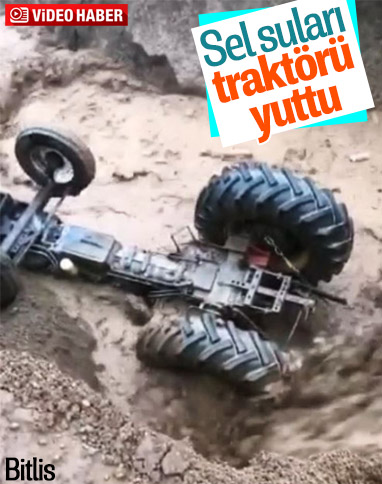 Bitlis'te, park halindeki traktör sel sularına kapıldı