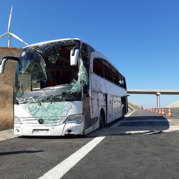 Balıkesir'de yolcu otobüsü devrildi: 32 yaralı