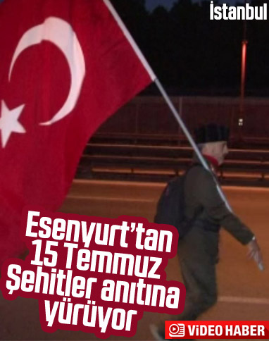 İstanbul'da bir vatandaş 15 Temmuz anıtına yürüyor