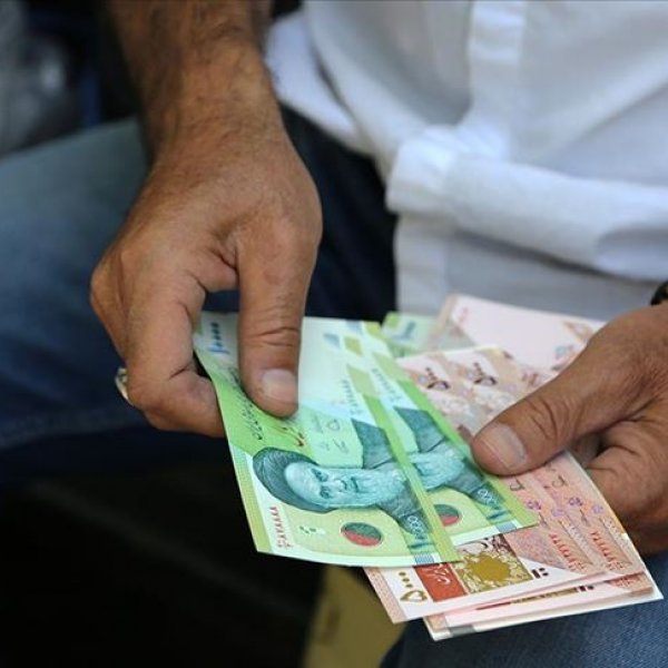 İran tümeni dolar karşısında ilk kez rekor kayıpta