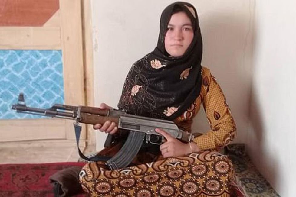 Afgan kız çocuğu, ailesini katleden militanları öldürdü #1