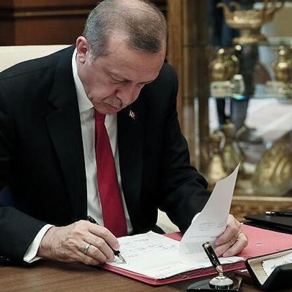 Cumhurbaşkanı imzaladı: YAŞ kararları Resmi Gazete’de