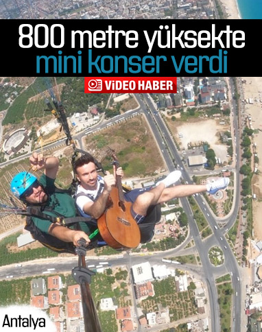 Antalya'da paraşütle uçarken gitar çalıp şarkı söyledi