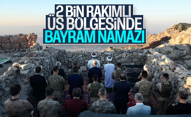 Bakan Soylu, bayram namazını Mehmetçik'le kıldı