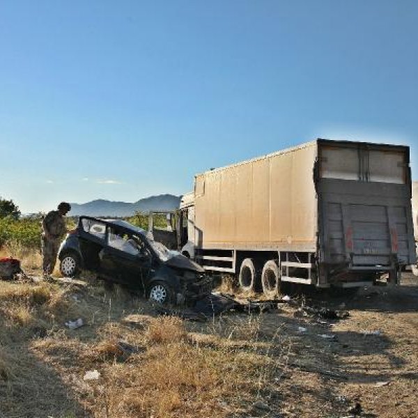 Diyarbakır'da tır ile otomobil çarpıştı: 1 ölü