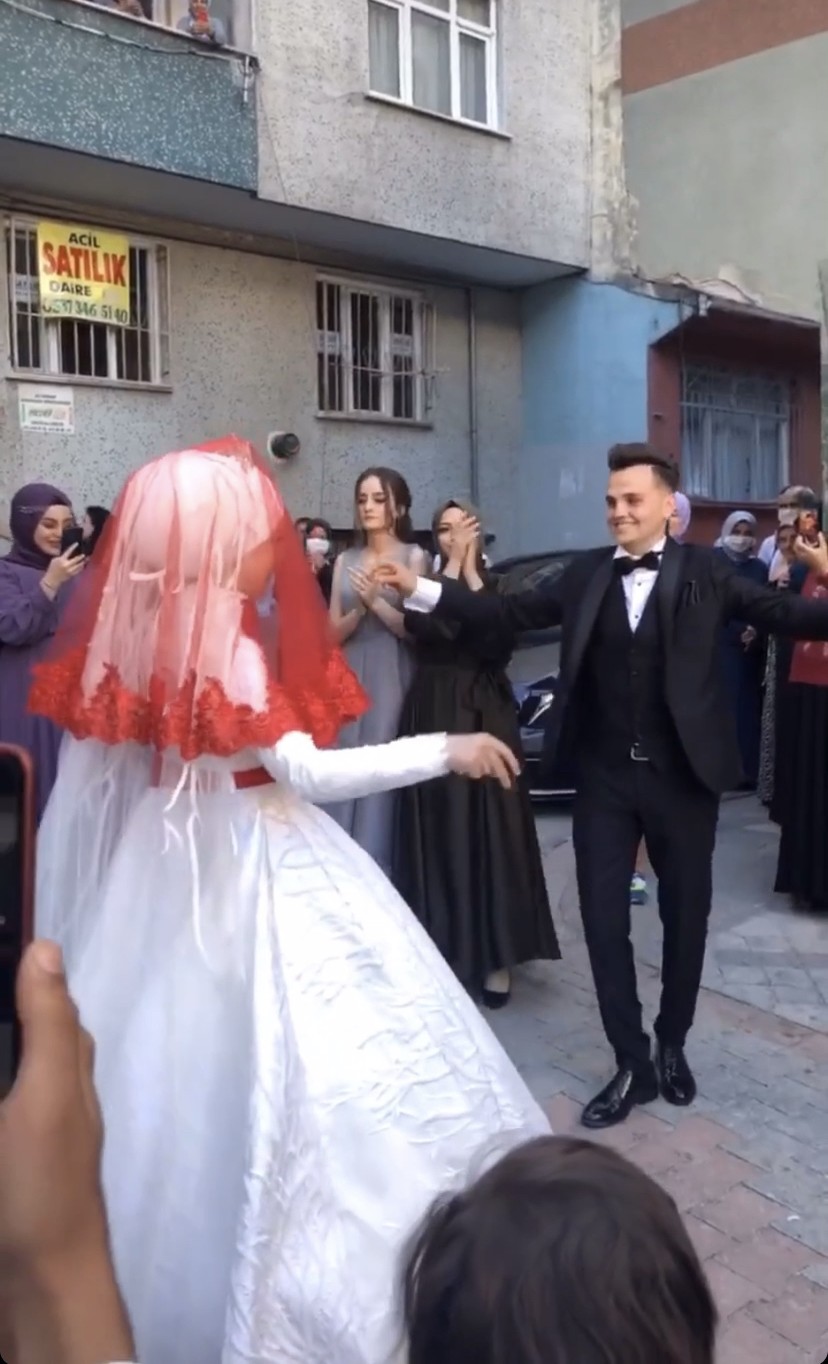 Istanbul Dan Gelin Alan Grup Ortaligi Toza Dumana Katti