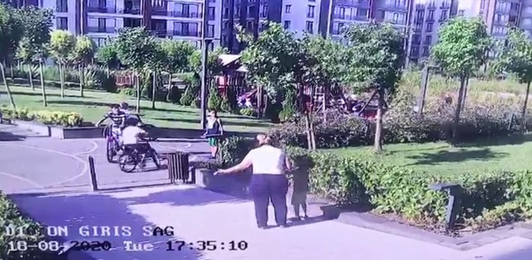 İstanbul da komşu çocuğuna köpeğimle oynama dayağı #4