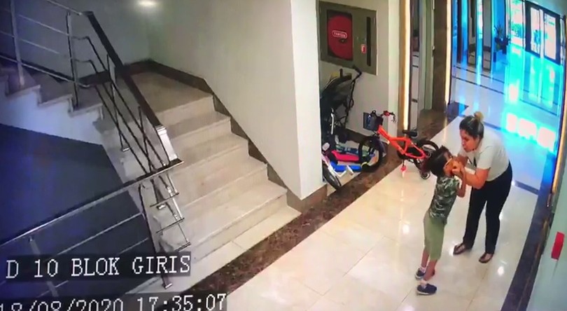 İstanbul da komşu çocuğuna köpeğimle oynama dayağı #2