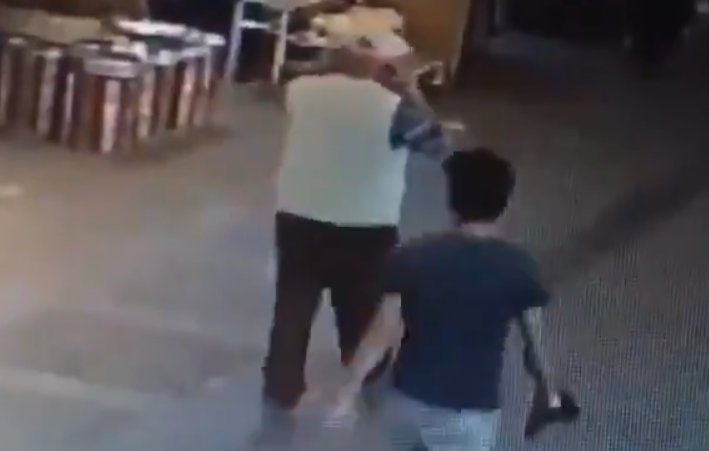 Yerde bulduğu maskeyi takan yaşlı adam kamerada #3