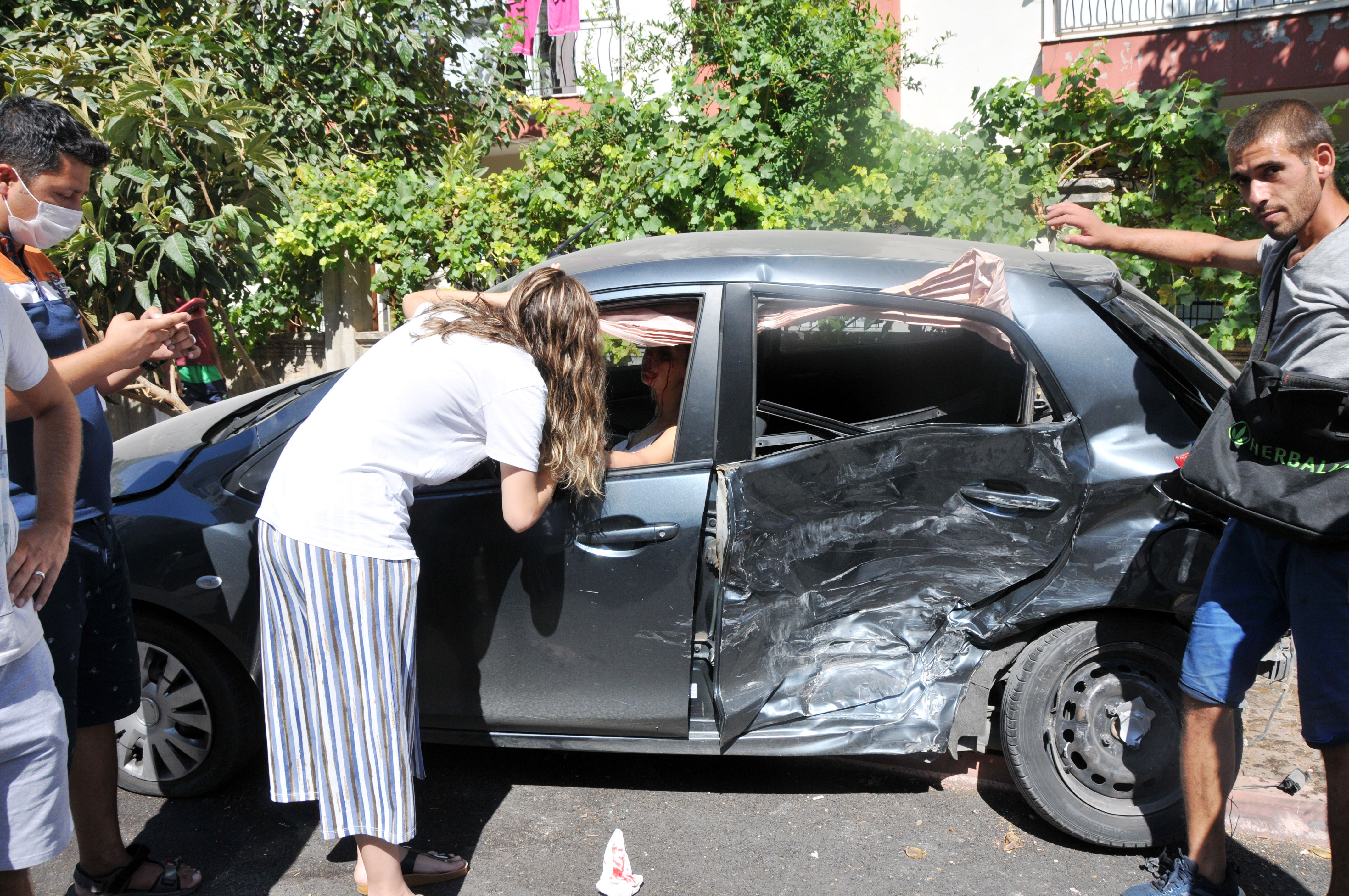 They competed with each other to shoot the woman trapped in the car in Antalya # 1