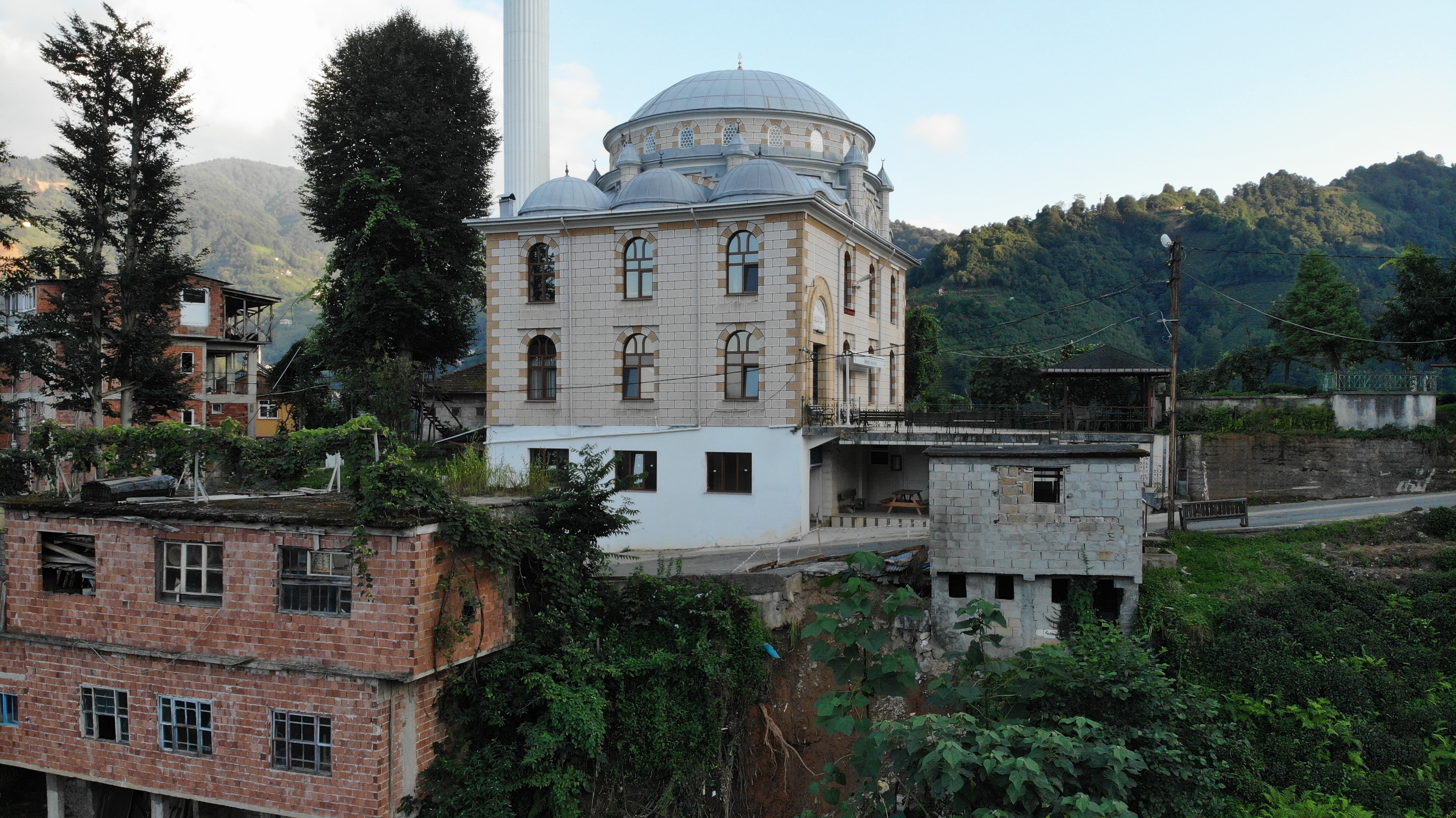 Rize's craftsman tied his tent to the mosque column with # 1 rope