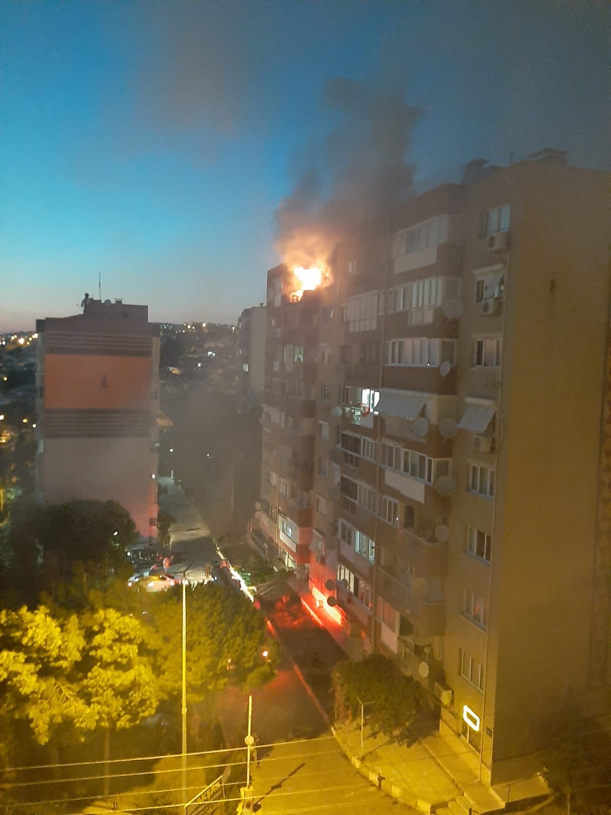 A fire broke out on the top floor of an 8-story building in Izmir # 2