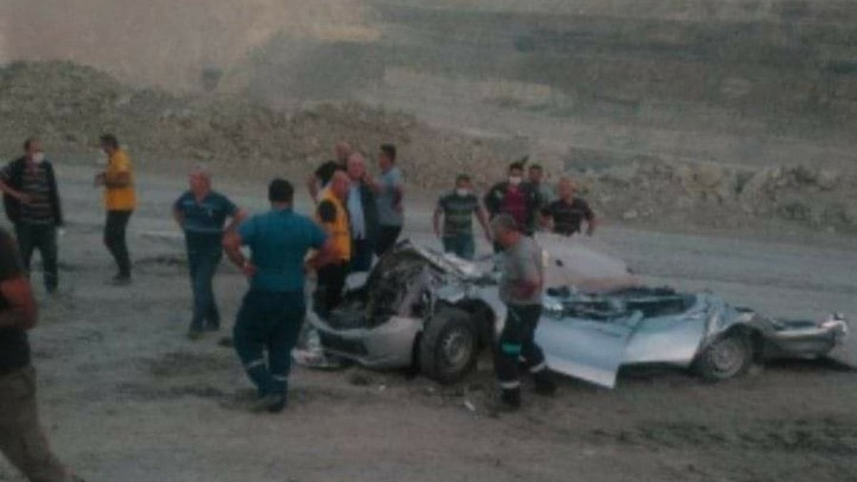 Bursa'da dev kamyon, pikapın üzerinden geçti: 1 ölü