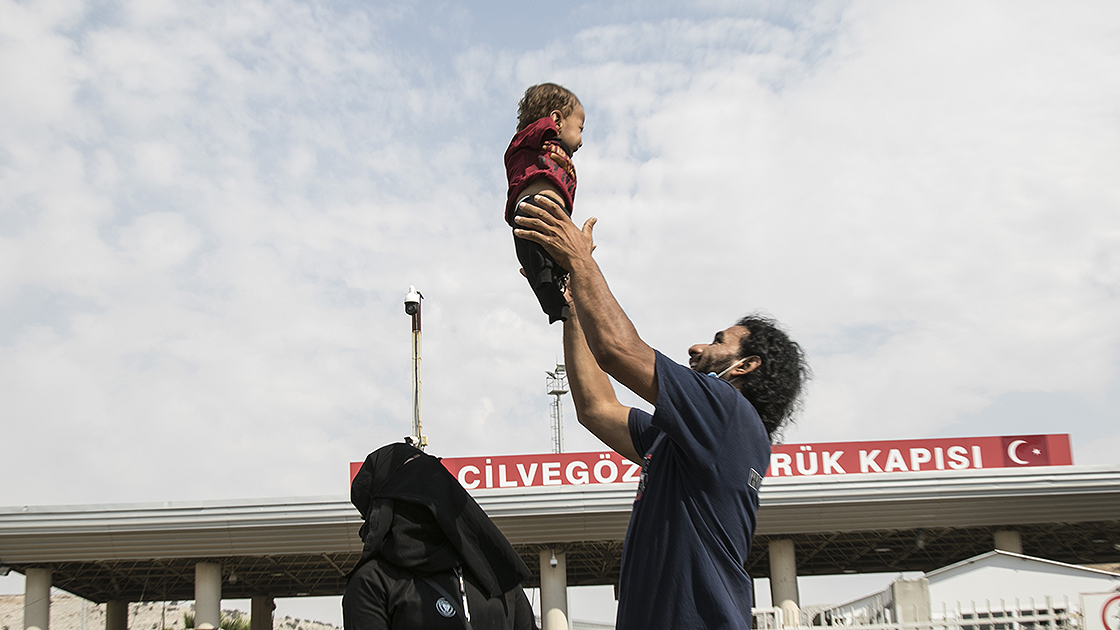 Uzuvları olmayan İdlibli Muhammed bebek, tedavi için Türkiye de #4