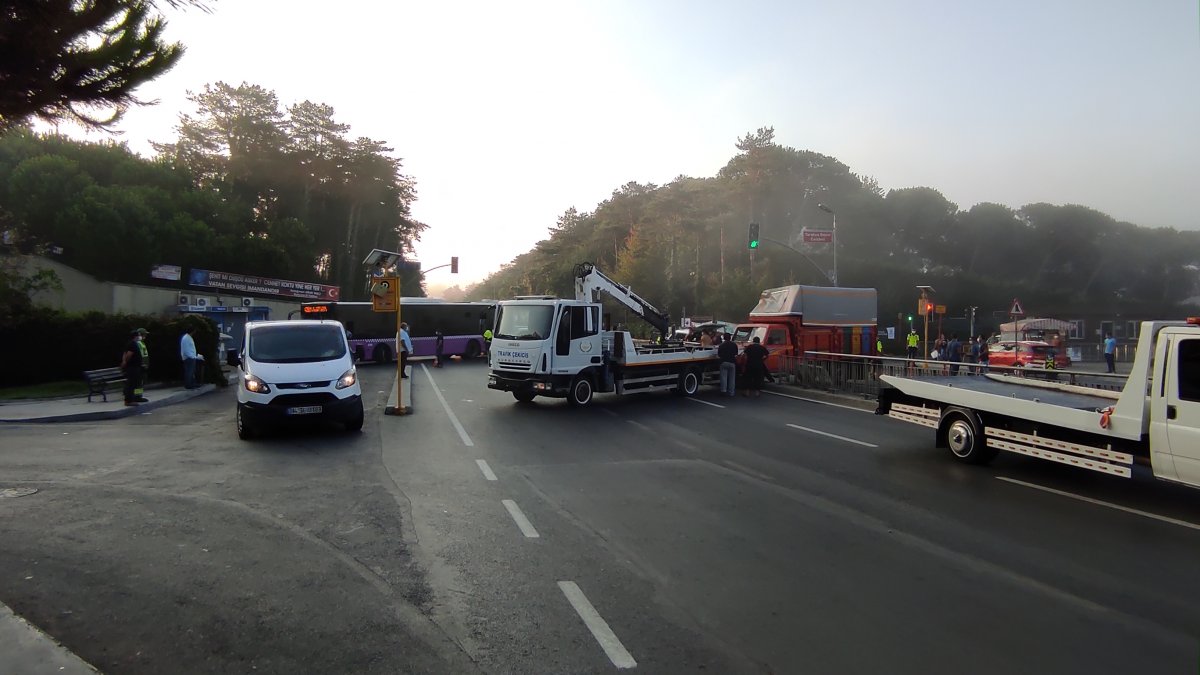 Sarıyer'de kamyonet taksiye çarptı: 2 yaralı 