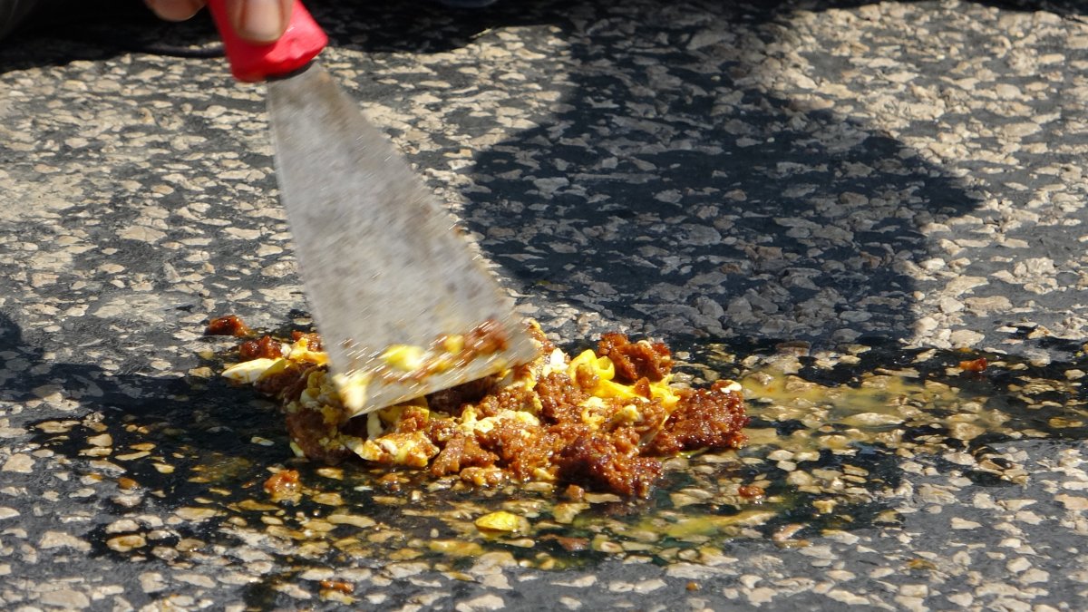 Adana artisans cook eggs and sausage on asphalt # 2