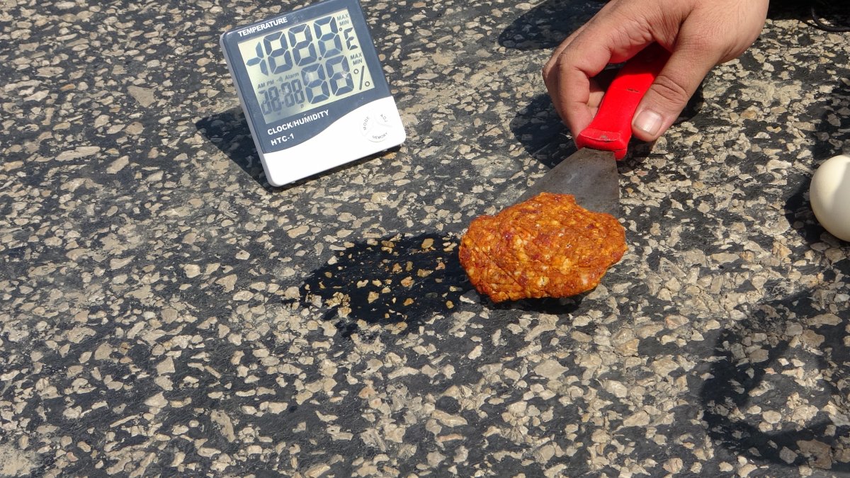 Adana artisans cook eggs and sausage on asphalt # 1