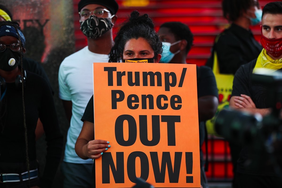 New York ta Trump karşıtı protesto: Yüzlercesi otel önünde yattı #1