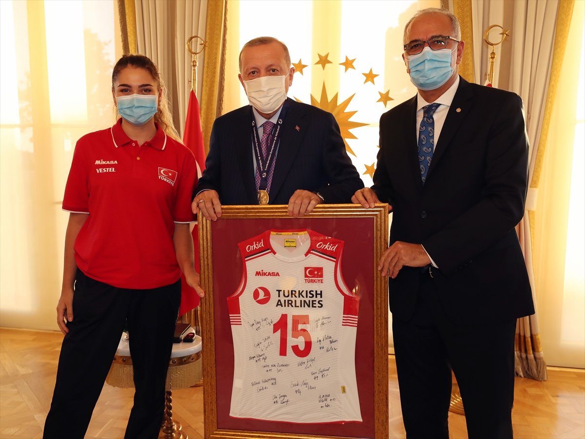 Cumhurbaşkanı Erdoğan, Avrupa şampiyonu voleybolcularımızı kabul etti #16