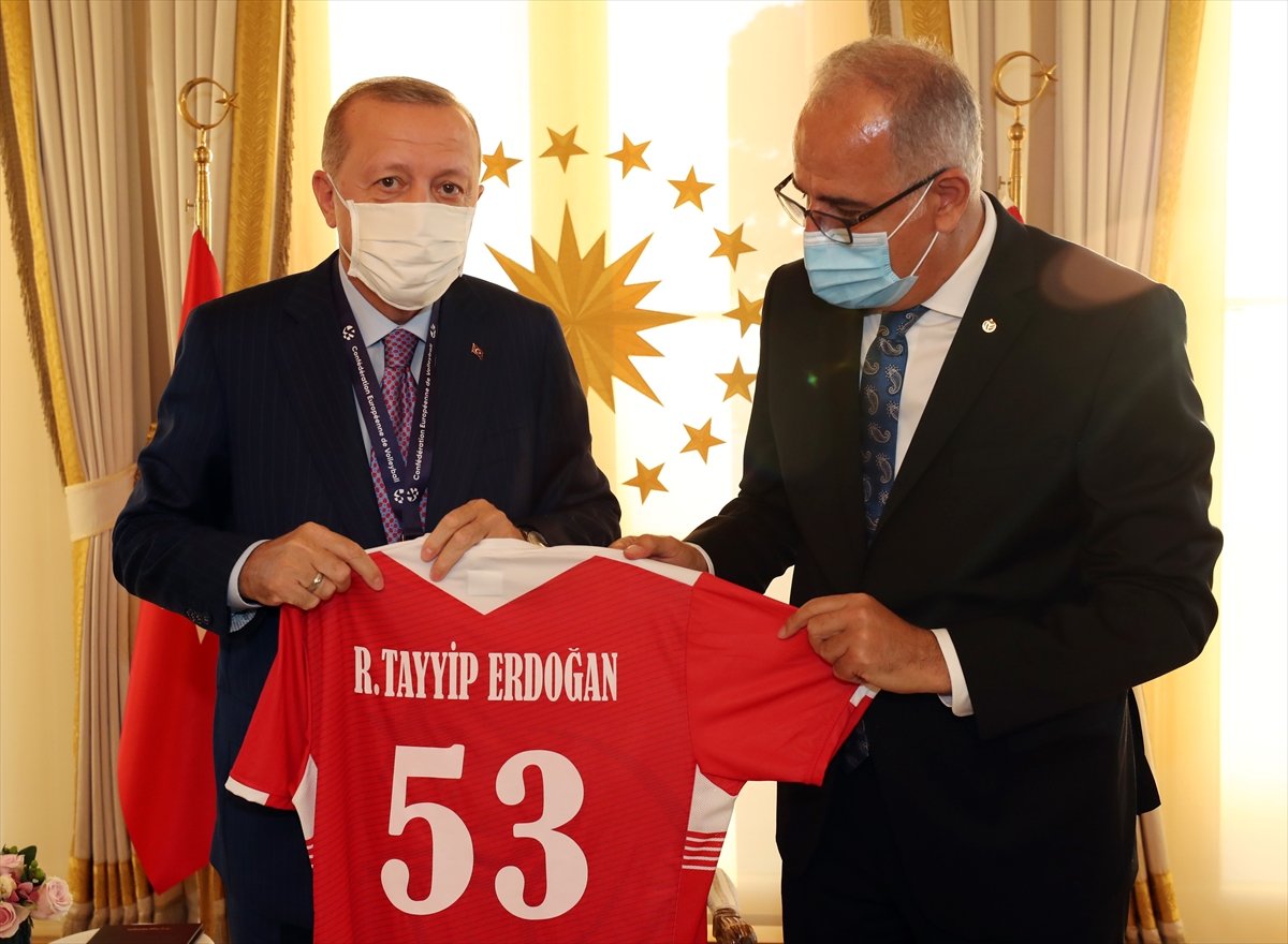 Cumhurbaşkanı Erdoğan, Avrupa şampiyonu voleybolcularımızı kabul etti #1