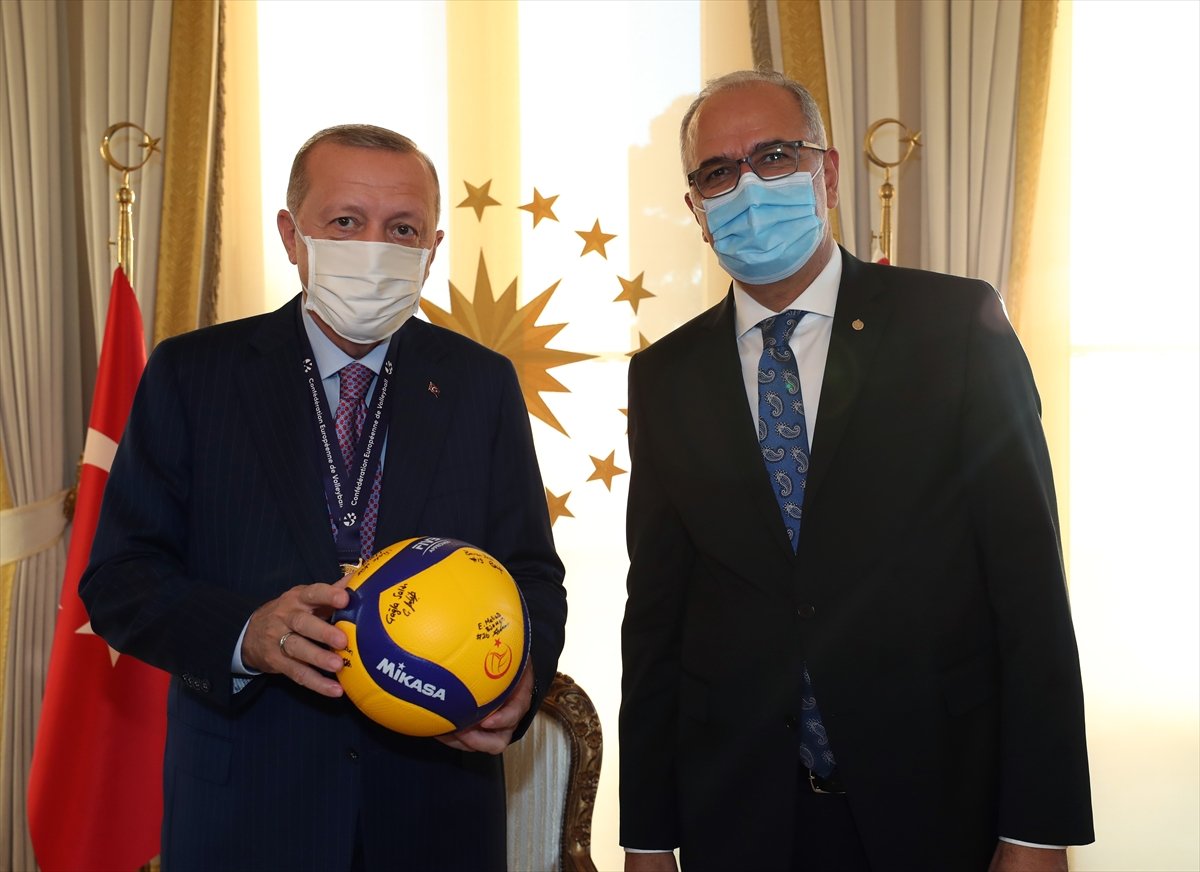 Cumhurbaşkanı Erdoğan, Avrupa şampiyonu voleybolcularımızı kabul etti #17