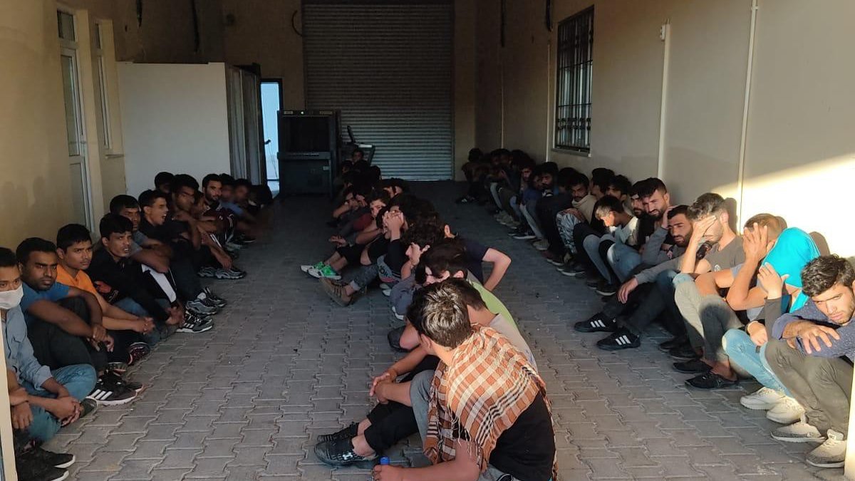 Van'da 17 kişilik minibüste 65 kaçak göçmen yakalandı