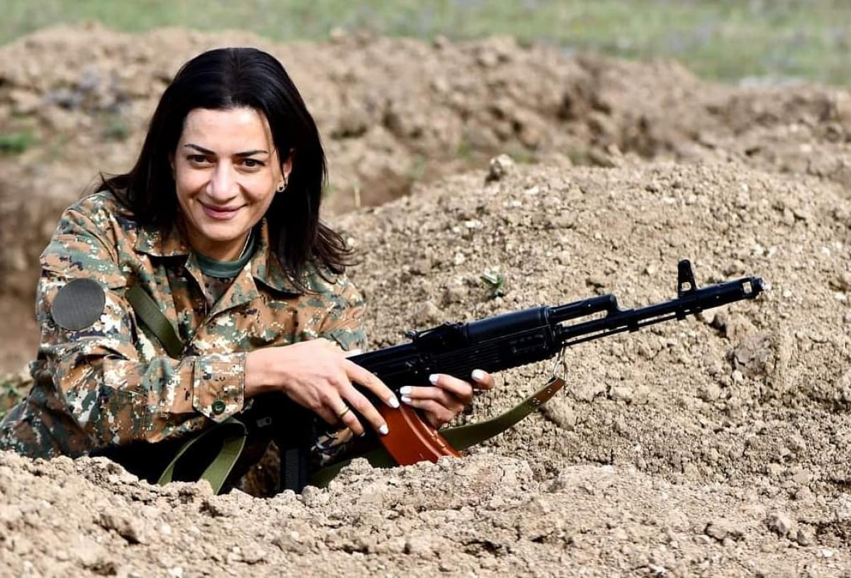 Ermenistan Başbakanı'nın eşi kadınları saldırı için hazırlıyor