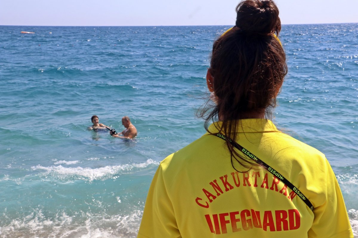 Antalya da kadın cankurtaranlardan  boğulma taklidi  tepkisi  #6