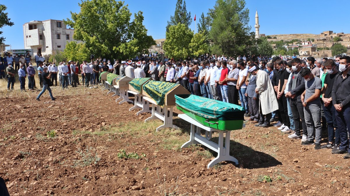 Mardin'deki kazada ölen 3'ü çocuk 6 kişi toprağa verildi