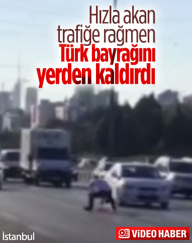İstanbul'da hayatını riske atarak Türk bayrağını yerden kaldıran vatandaş