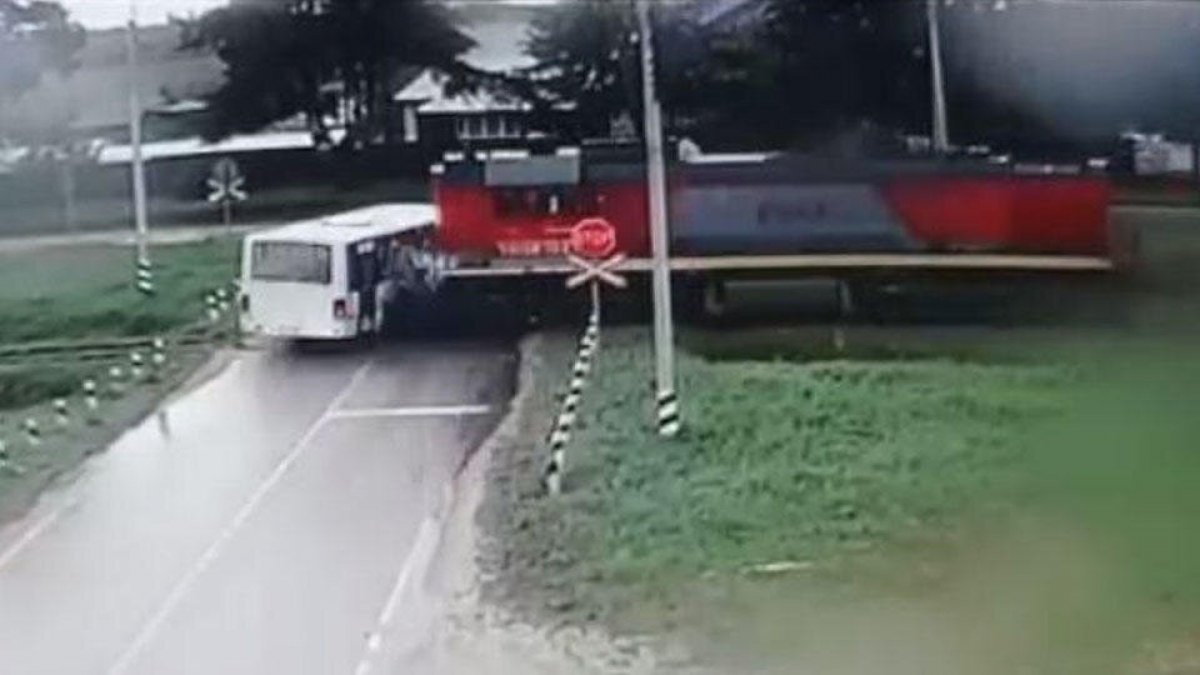 Rusya’da otobüsle lokomotif çarpıştı: Şoför sağ olarak çıktı 