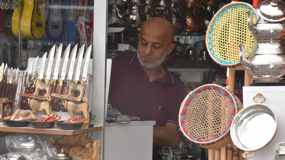 Sivas'ta koronavirüse yakalanan esnaf satış yaparken yakalandı