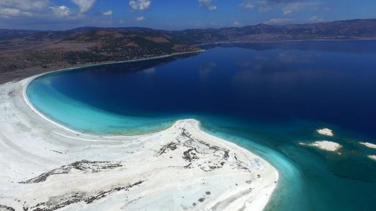 Turkey's Maldives-like Lake Salda attracts tourists