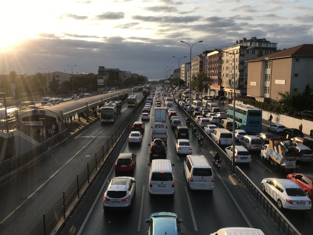 E-5 te okulların açıldığı ilk gün trafik yoğunluğu oluştu #2