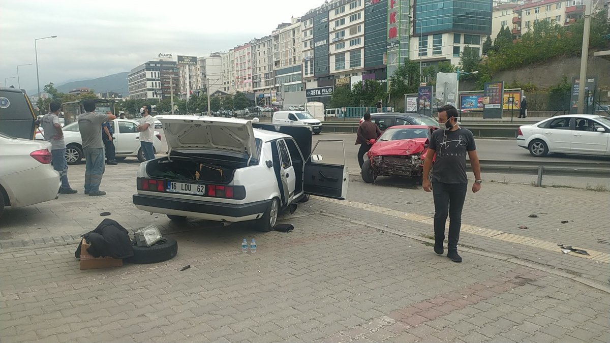 Bursa'da bozulan aracını iterken başka araç çarptı