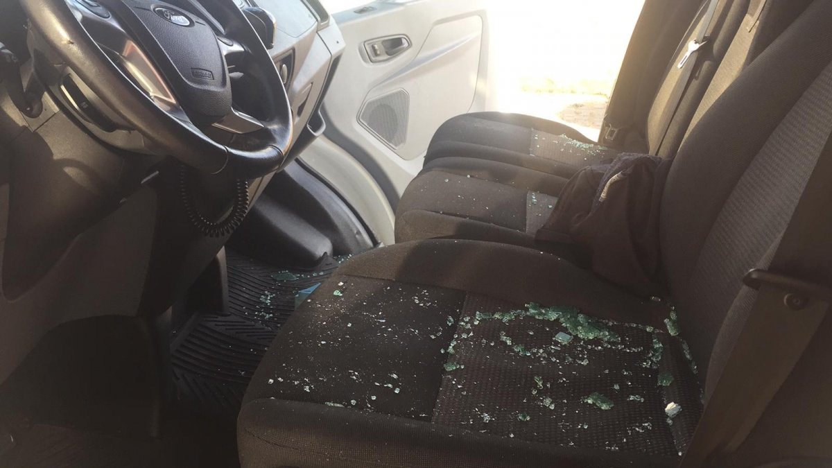 Bingöl’de ambulansa saldırıp camlarını kırdılar
