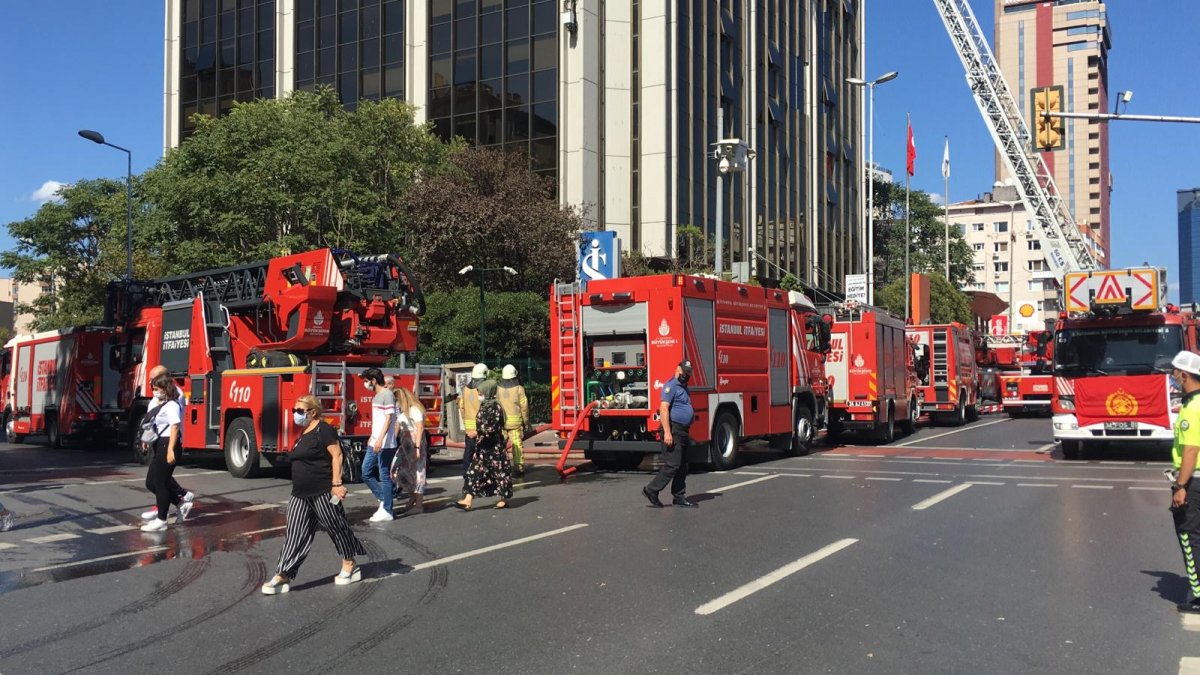 Beşiktaş'ta iş merkezinin çatısında yangın çıktı