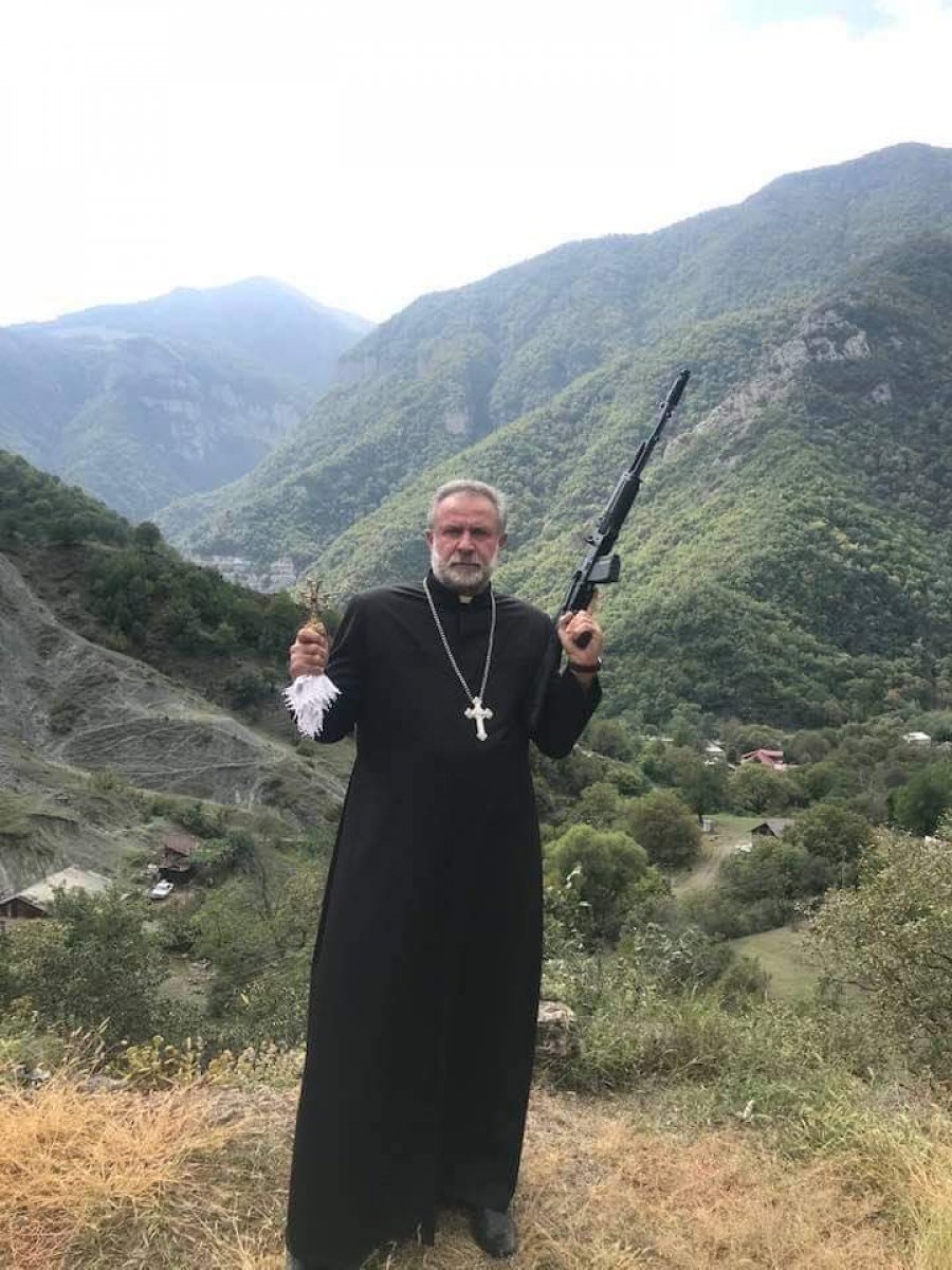 Ermeni papazın silahlı pozuyla ilgili tartışmalar sürüyor #1