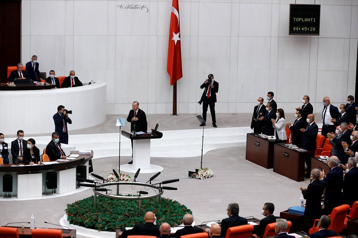 Cumhurbaşkanı Erdoğan Meclis e girince CHP liler ayağa kalkmadı #2