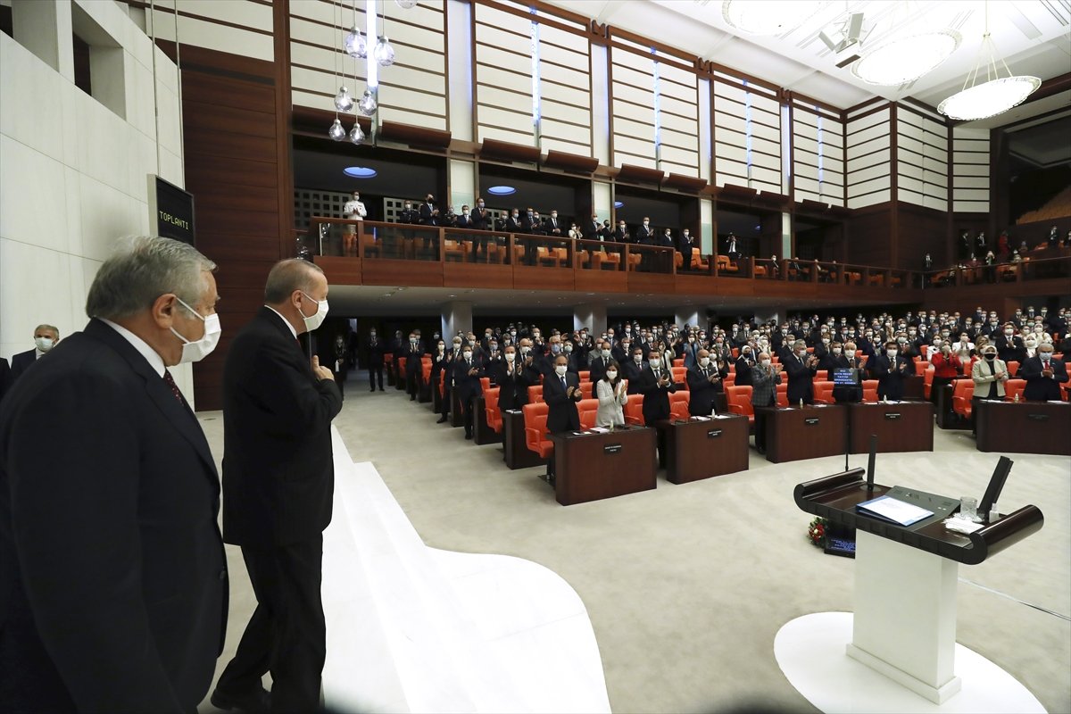 Cumhurbaşkanı Erdoğan Meclis e girince CHP liler ayağa kalkmadı #1