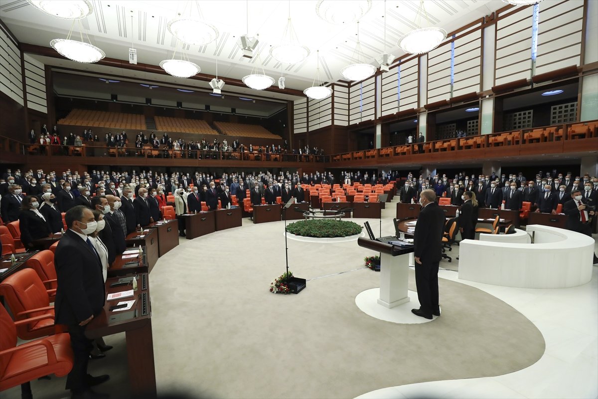 Cumhurbaşkanı Erdoğan Meclis e girince CHP liler ayağa kalkmadı #3