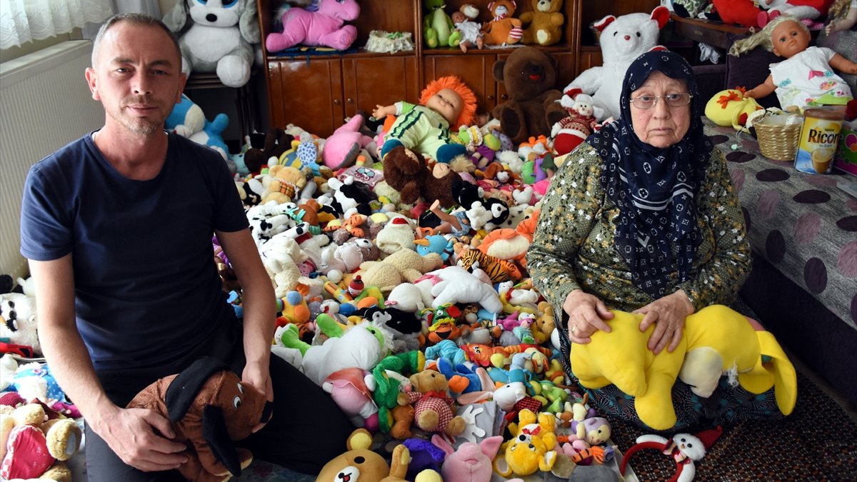 Bursa'da anne ve oğlu, çocuklar için oyuncak onarıyor