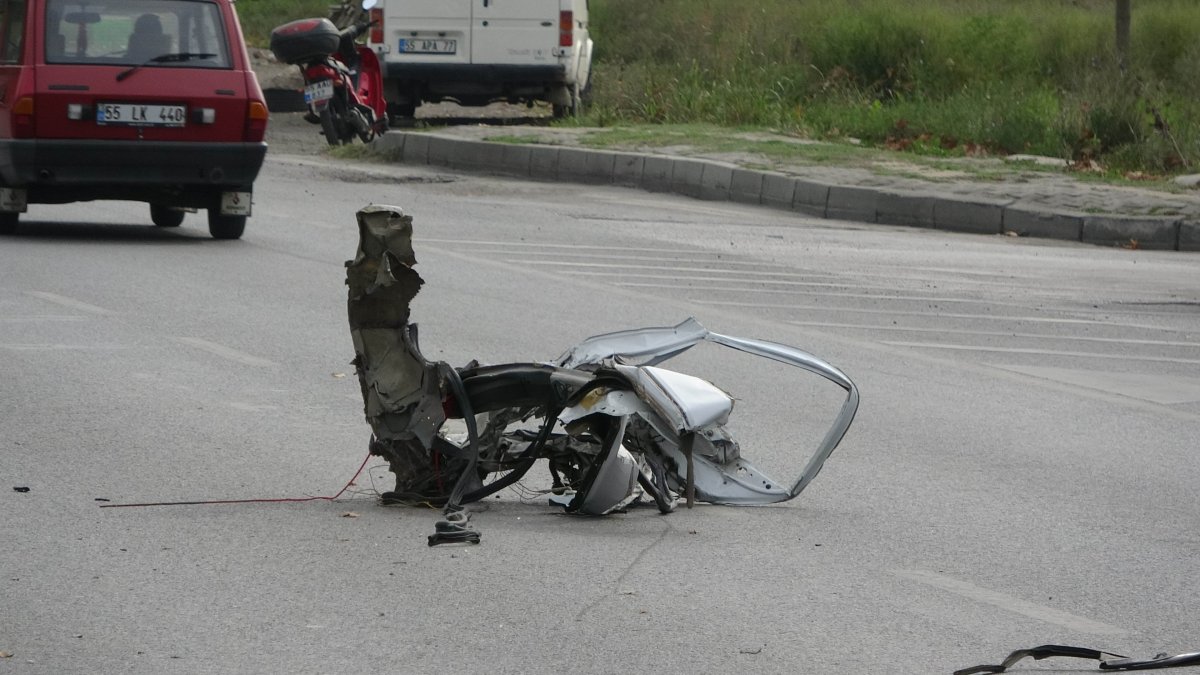 Vehicle that hit the tree in Samsun split into two # 8